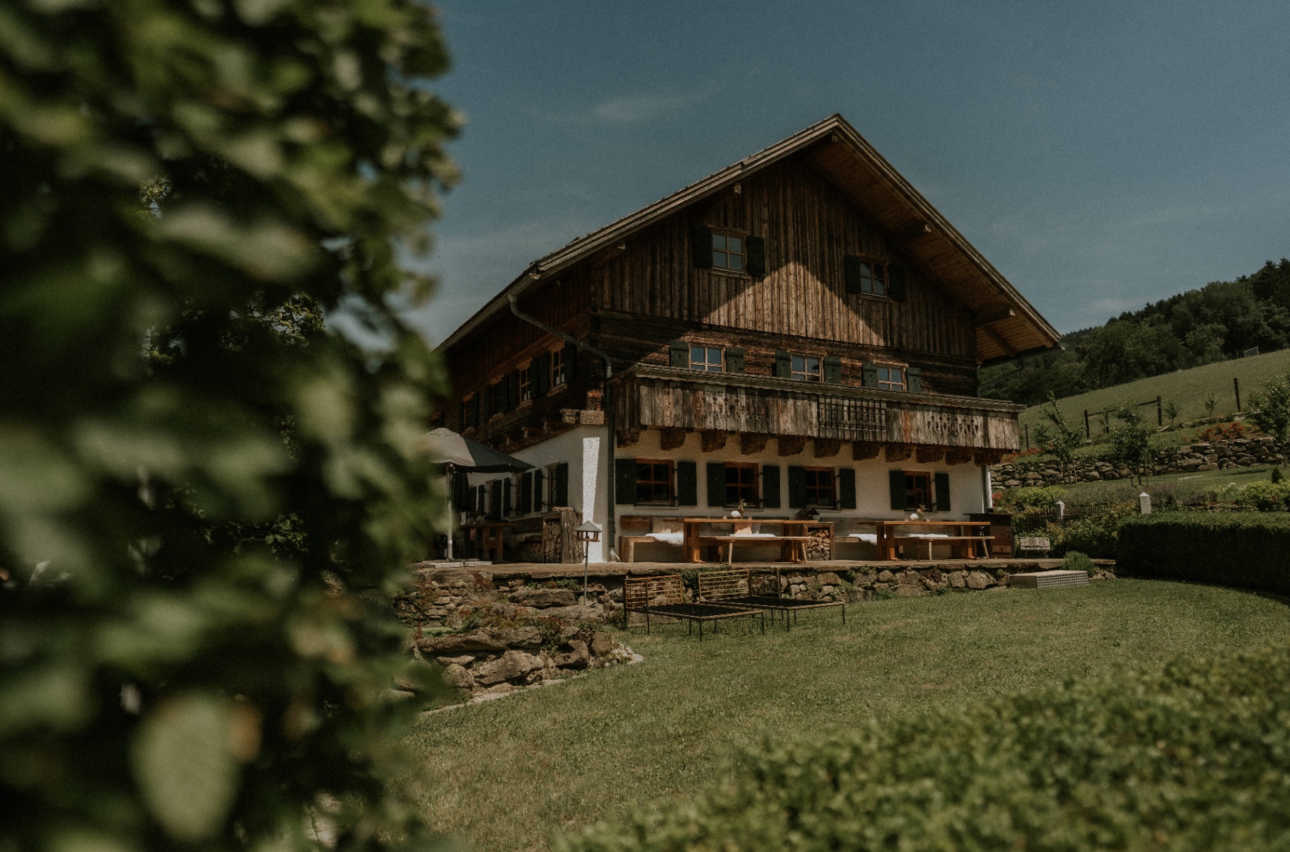 Festzelt mit gedeckten Tischen